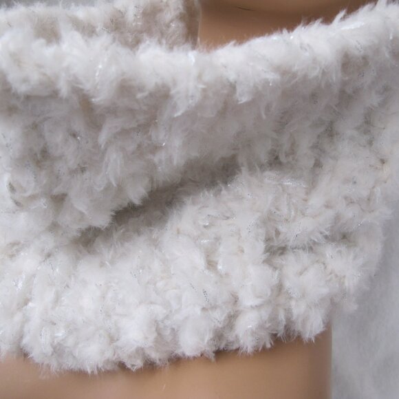 New Handmade White Faux Fur Infinity Scarf/Cowl/Neckwarmer - Picture 6 of 9